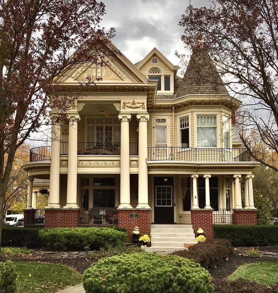 Eclectic home in Findlay, Ohio 🇺🇸 • 📸 breathing_timemachine