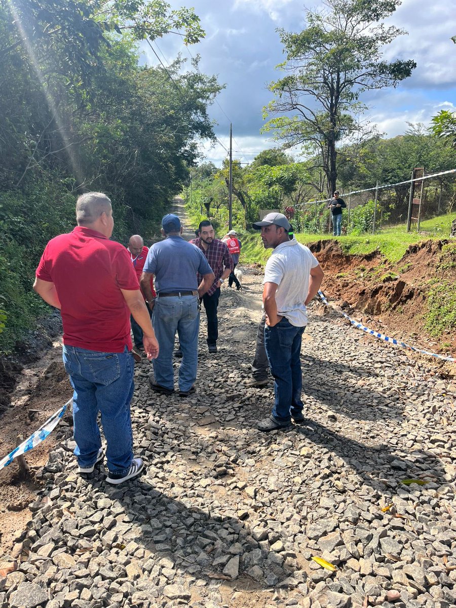 Hoy tuvimos una exitosa reunión con el equipo de la regional del MOP, en compañía del representante y el presidente de la junta de desarrollo local de Los Yerbos. 
Recorrimos la carretera Las Margaritas - Los Yerbos, con el objetivo de identificar los puntos críticos de esta vía.