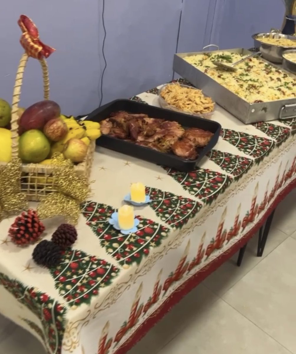 alinadurso's tweet photo. A ceia de natal das meninas da Florescer 2 aconteceu, por falta de engajamento nos posts e consequentemente pouca ajuda, a ceia desse ano foi bem menor

E agora contamos muito com a ajuda de vocês para engajar esse post para fazermos a ceia de ano novo

Pix: traviarcado@gmail.com https://t.co/5dmVit3fC5