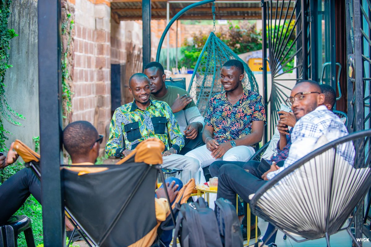 gad_kalunga7's tweet photo. On peut mettre à terre toutes les polémiques sur Noël 🤔. Avant tout, Noël est un moment de fête et de joie 🎄✨ que l'on doit partager en famille 👨👩👧👦❤️.
#Transition🏜️ #GadKalunga #chrsitmas #InkStudio #merrychristmas #family https://t.co/tLV7AuA4L6
