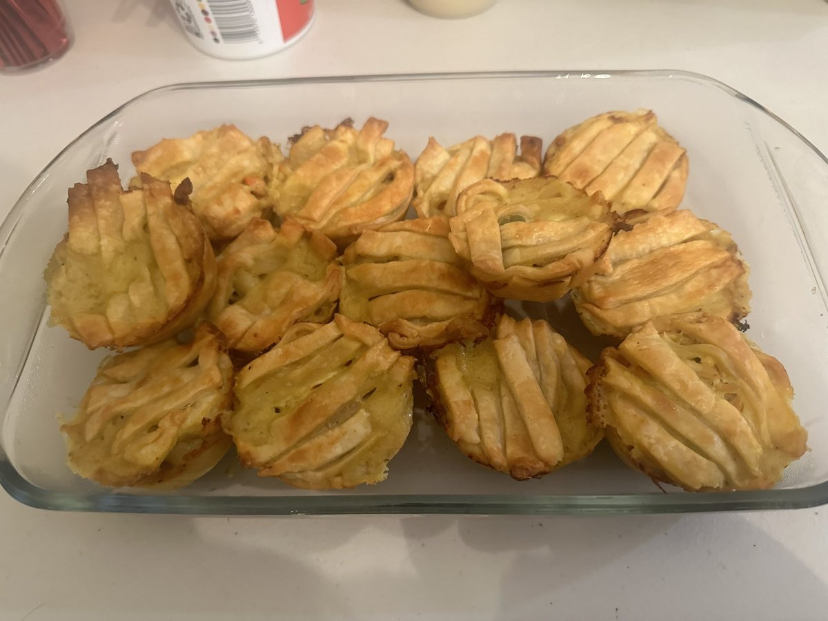 HammeredSharks's tweet photo. Made spiced sugar plum + custard filled puff pastries and mini chicken pot pies for Xmas stuff ! They were both big hits and very yummy :3 https://t.co/21NhcGnsv5