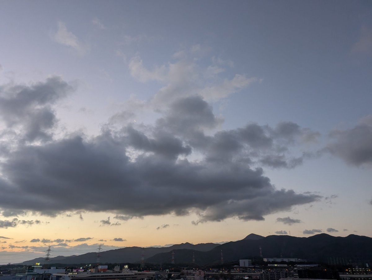 おはようございます。
苦手なことは人に任せればいい。自分で何でも抱え込んでてたら疲れる。疲れるようなことすんな。

今日も生きましょう。