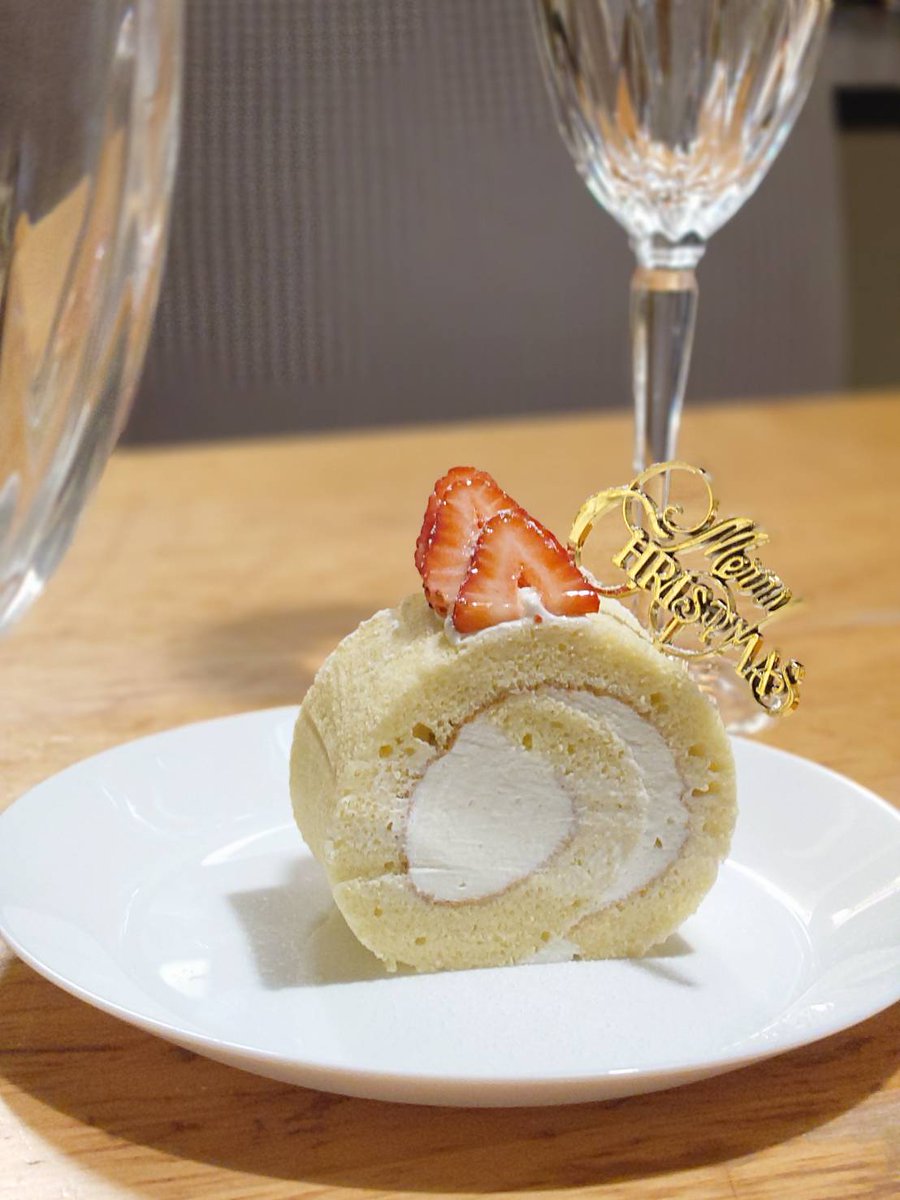 Tried making a strawberry roll cake :3