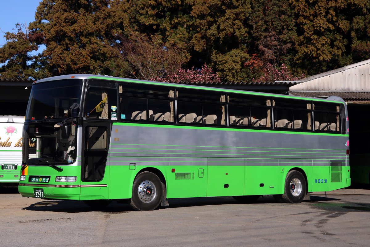 はかせ　緑ST 池田交通 ◇KC-RU4FSCB 水戸200か2217 シルバーのベースカラーに黄緑色