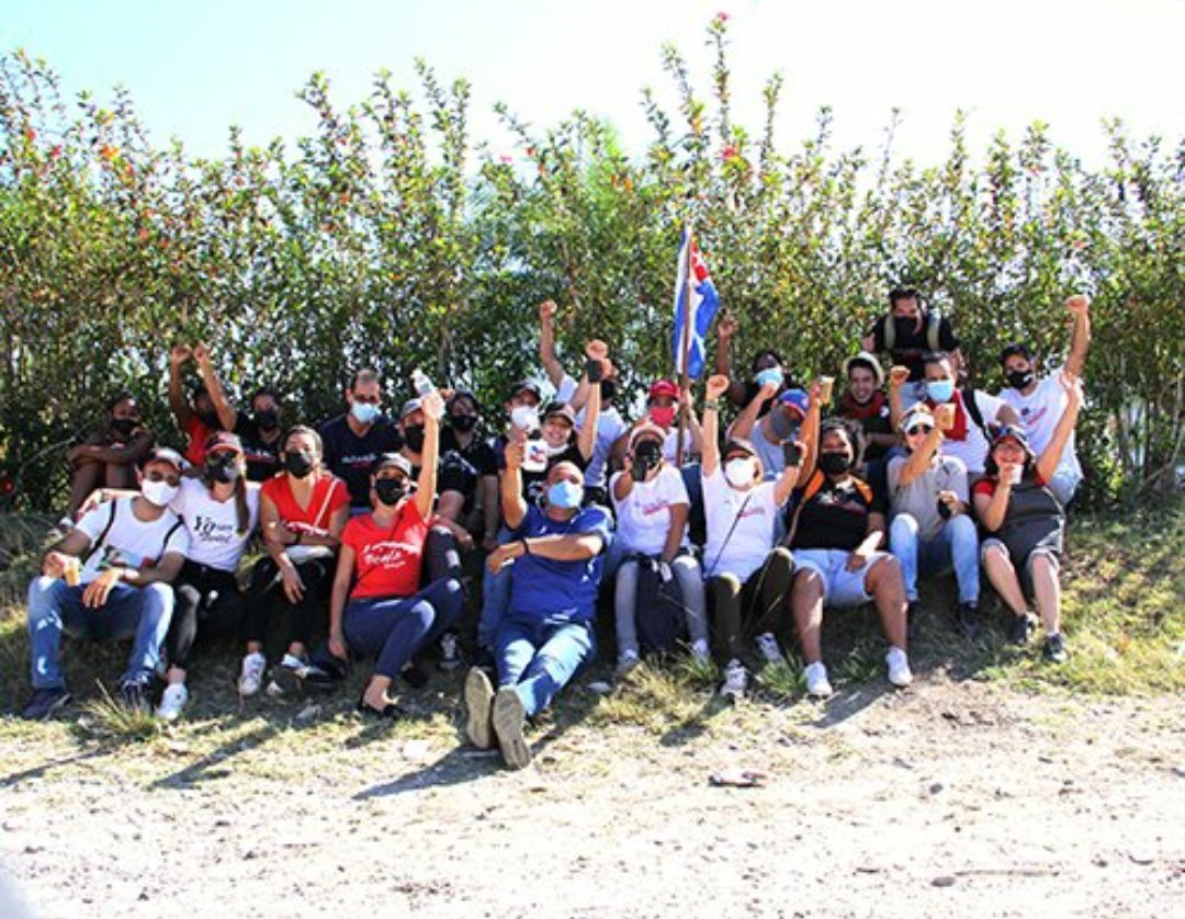 ElbaBallate's tweet photo. Somos la verdad certera 
La voz del desposeído 
La frente que no ha perdido
La estrella de su bandera
Somos sonrisa sincera
A la Zurda la razón
Somos la revolución
Espada, sueño, acicate 
Somos el verso que late
Del lado del corazón  ❤ 

#DecimasDelAlma 🌴🇨🇺
#MiTeamEstáDeFiesta https://t.co/zWqvQ8iAov