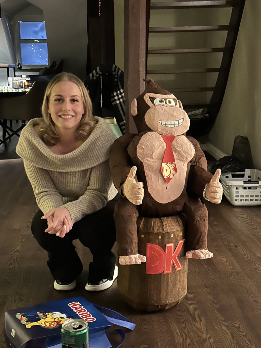 PeedeVee's tweet photo. Er heeft er eentje heel erg haar best gedaan op een surprise maken 😂👍🏻 https://t.co/mwG08AKtlI