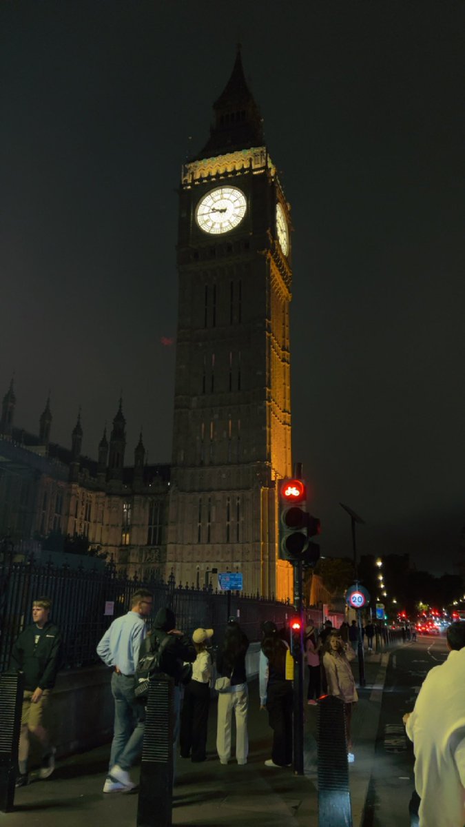 i_TAUILR's tweet photo. London 🗼 https://t.co/6vcrXzO0ip
