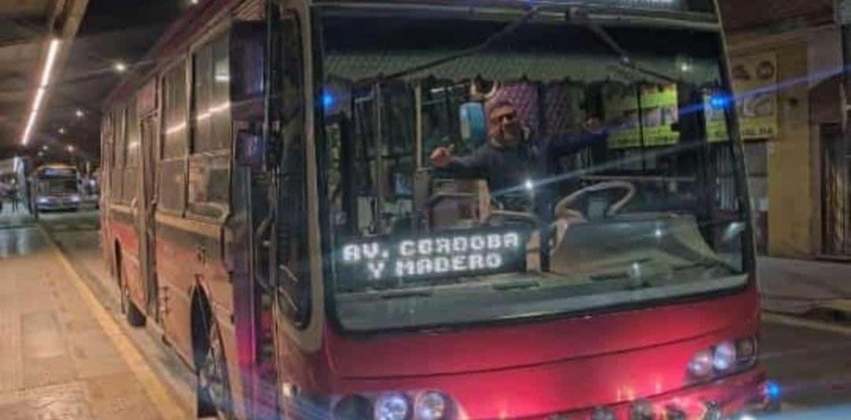 Trabajas todo el año arriba de un colectivo. Cobras un sueldo que alcanza para darte pocos gustos. Llega fin de año y queres comer un asado y escuchar música porque tenes una excusa para festejar. Mira si va a estar bien que te MATEN por eso. 

Los simios resuelven las cosas así.