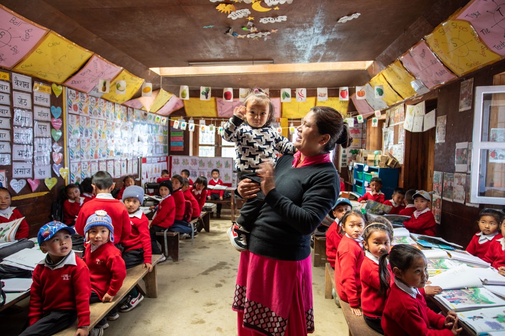 A big part of our education programme is about supporting teachers. Some teachers work in challenging environments, even caring for infants while teaching. By donating to the Himalayan Trust, you empower us to provide training, salaries, living support and mentorship. 🙏