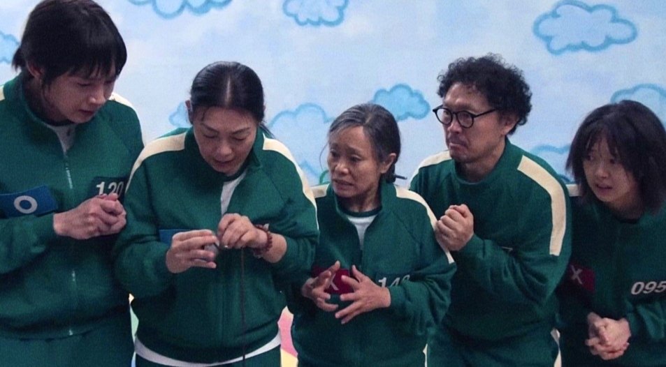 esterscline's tweet image. essa cena aqui foi PERFEITA! amo uma equipe formada por uma trans, uma idosa e uma maluca que fala sozinha #round6