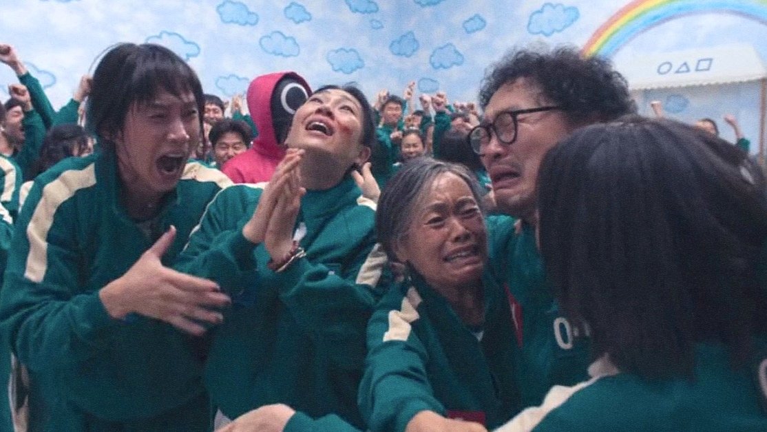 esterscline's tweet image. essa cena aqui foi PERFEITA! amo uma equipe formada por uma trans, uma idosa e uma maluca que fala sozinha #round6