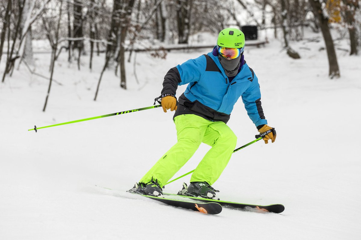 Our Chair(lift) really knows how to Shred! 

⛷️: <a href="/TechnoAurora_/">Camp Counselor Techno</a>
📸: <a href="/dire_walf/">Dire Walf</a>

Don't forget Registration is Open! Details @ fur.ski