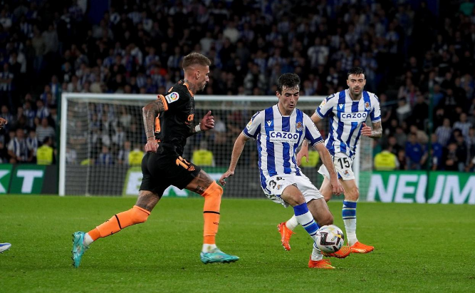 Tutxakingdom03's tweet image. ¿QUIÉN ES JON MAGUNAZELAIA?

Jon Magunazelaia, es un atacante del 2001 formado en Zubieta, que subió este verano con ficha al primer equipo tras buenas temporadas en el filial de la Real en 1RFEF y también en Segunda División.

Jugador que pese a ser atacante de formación ha…