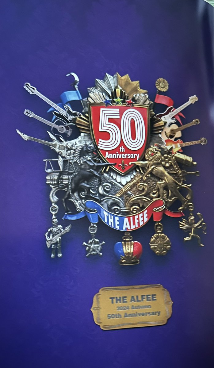 roko_sakurai's tweet photo. 🤲おはようございます🤲
‼️祝アルフィー50周年‼️
武道館コンサートに伺って来ました。
3階席迄🈵満員の観客達がアルフィーの登場で全員総立ち
🔥音響🔈照明💡バンド演奏🎹そしてアルフィーの皆さんと観客が一体になった熱いステージは日々の精進の証し🔥
素晴らしい時を有難う‼️ https://t.co/EuT6R4QlGB