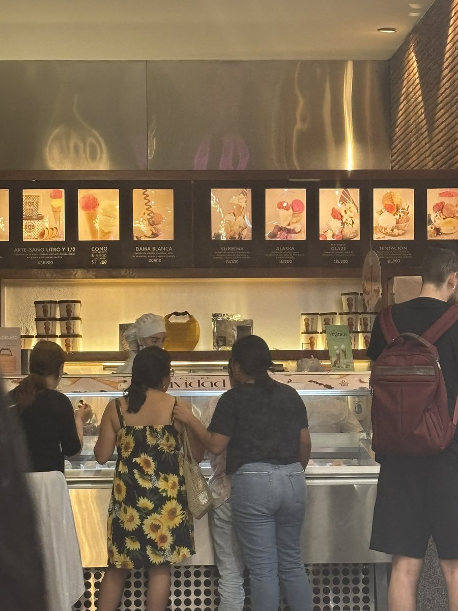 silvisn's tweet photo. @CrepesWafflesCo   De los pocos restaurantes que aún NO manejan la inclusión, como es posible que un niño con autismo tenga que vivir la burla de una de sus colaboradoras, es injusto que los niños con condiciones neurodiversas aún tengan que soportar el rechazo #discriminacion https://t.co/wilTqUfzdE