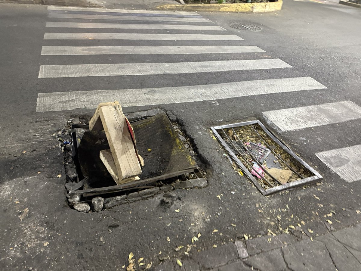 bobanalavs's tweet photo. @AlessandraRdlv este hoyo en la esquina de Hamburgo y Amberes lo abrieron hace meses para “revisar un registro” y nunca lo cerraron https://t.co/0zq5oFgT9c
