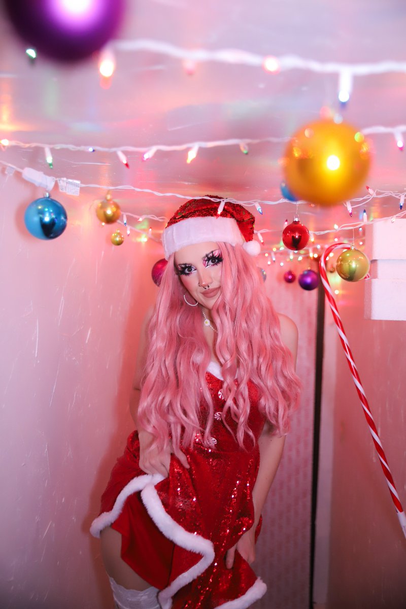TeddyBabyy's tweet photo. don’t you wish it was me underneath the Christmas tree 🎄 https://t.co/sRhsmS3KBg