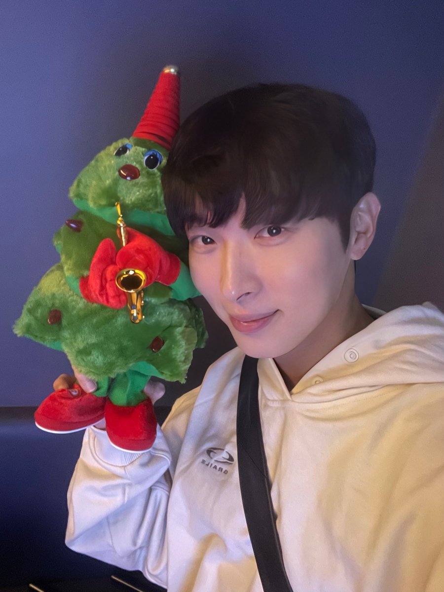 miraclass_10min's tweet photo. 🦊: 필립아 고마워 
🎄: 뿌뿌~뿌! https://t.co/x6hA5D7tyx