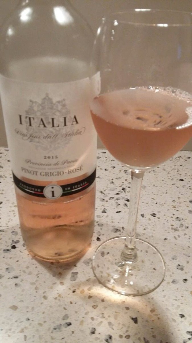 domirabbit's tweet image. Isso é horrível sinceramente, mas eu paguei, então vou beber