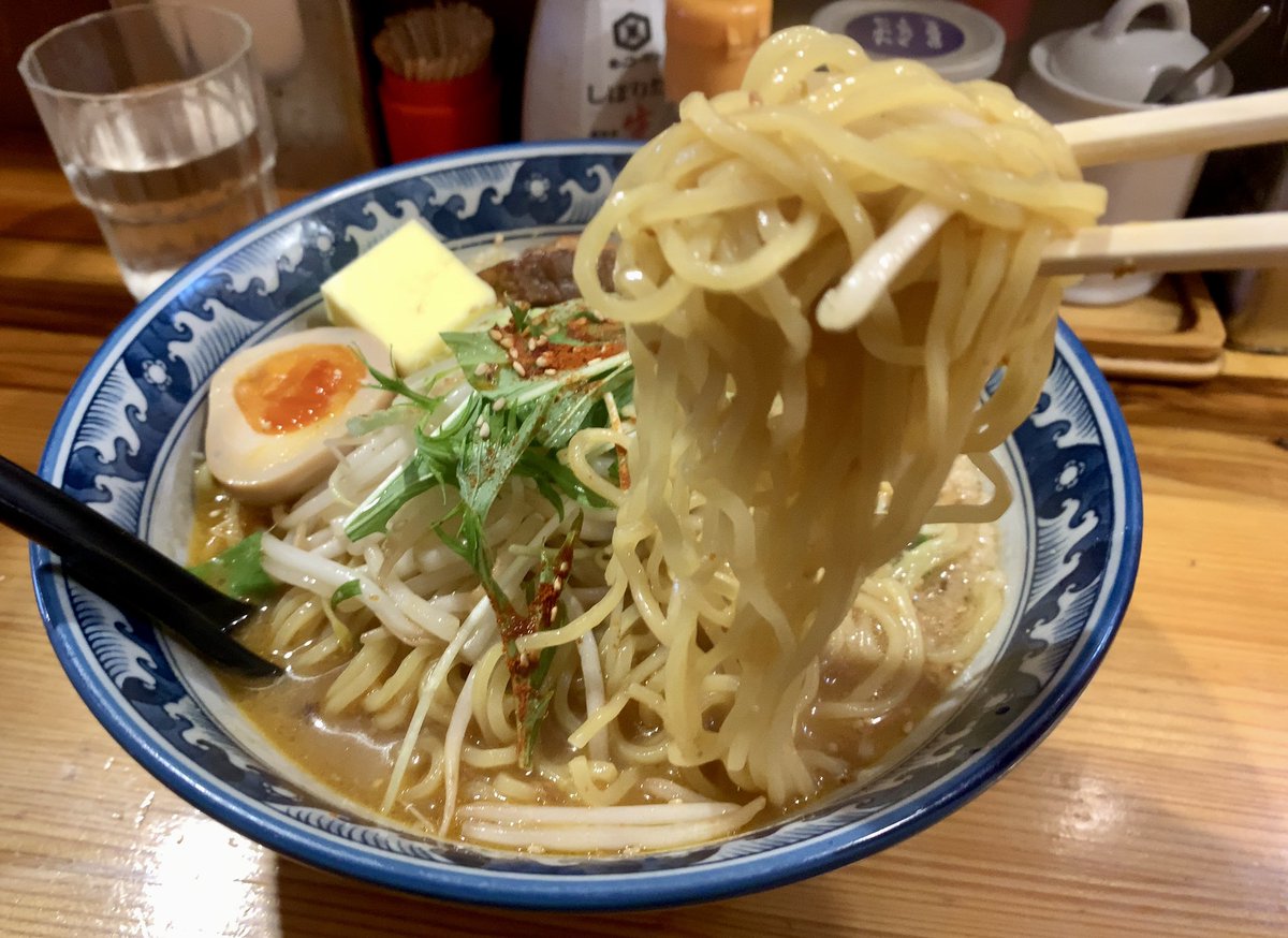 Kenpa_Kenkenpa1's tweet photo. 麺 田能久　馬込沢駅🚶‍♀️9分
チャーシュー味噌ラーメン🍜大盛り、バター🧈

船取線沿いのお店。　🅿️無いが
目の前マルエツ45分100円🚗
山小屋風の店内🛖
🧄背脂入ったとろり濃厚味噌スープ💯  めちゃ #うまーみん👍
角煮的トロトロ🍖最高👍
🍚絶対合うけど売り切れてた😅
バター溶かして背徳感🈵ゴチ😋 https://t.co/oGtIqJRoib