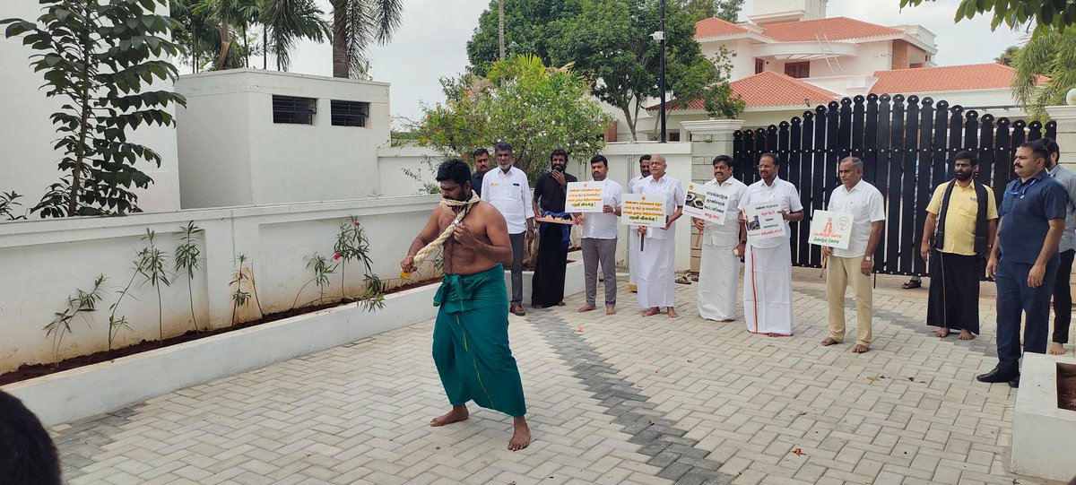 அண்ணாமலை அவர்கள் தன்னை சாட்டையால் அடித்து போராட்டத்தை துவங்கினார்.<a href="/BJP4TamilNadu/">BJP Tamilnadu</a> @