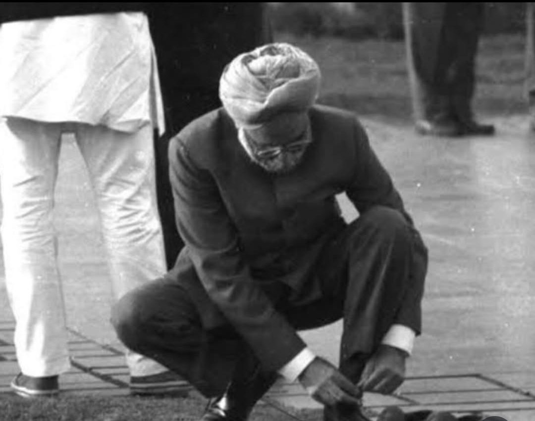 जमाना कर ना सका उसके कद का अंदाजा, 
वो आसमान था मगर सर झुका के चलता था।

बहुत कम ऐसे लोग होते हैं जिनके जाने पर सब शोक मनाते हैं, आप ऐसे एक अनोखे राजनीतिक नेता थे 💐🙏
#ManmohanSingh
