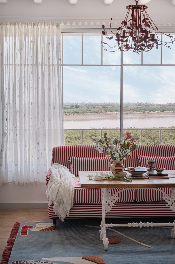 elledecorindia's tweet image. Read more: shorturl.at/ZEjP3

An office cabin by the River Tapi in Gujarat? Designer Eshita Marwah and Ella her puppy-eyed co-worker say yes! #EDDesign

#elledecorindia #elledecor #pasteldecor #petfriendlyoffice #officedesign #workspacedesign