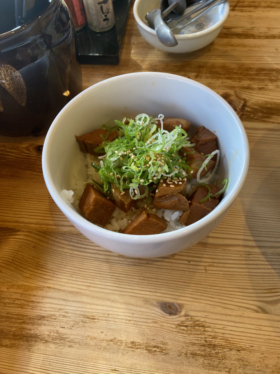 麺納めして来ました！
味わい亭さんへ
なんっつ亭の味が静岡でも食べられる😁
とんこつなのにあっさりしててコクもしっかりある何よりマー油がいい仕事してる！