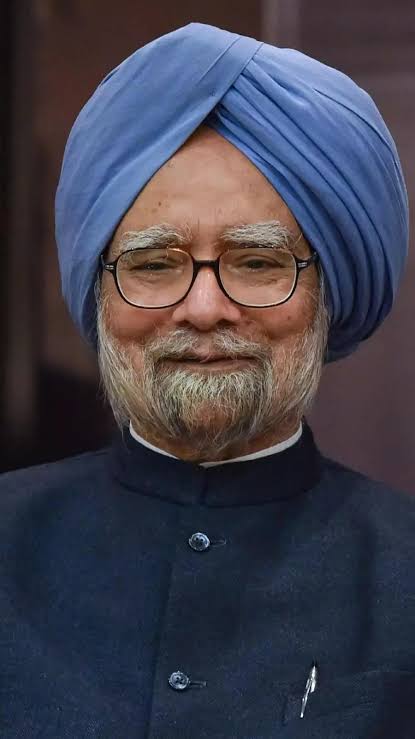 RebornManish's tweet photo. द डिफरेंस ऑफ मोदी एन्ड मनमोहन.. 

आर्थिक सुधारों की प्रक्रिया में अक्सर यह तर्क दिया जाता है कि मोदी सरकार वही कर रही है, जिसकी शुरुआत मनमोहन सिंह ने की थी। 

याने निजीकरण।
●●
जब सेवाओ, और उत्पादन से जुड़े कामो में निजी निवेश, एक्सपर्टीज का अभाव था, तो भारत सरकार ने स्वयं इन्वेस्ट किया।

कम्पनियां बनाई, फैक्ट्री लगाई। जहां छोटे छोटे उद्यम थे, नेशनलाइज भी किया, उसमे पैसे डाले, नौकरियां दी। देश को काम पर लगाया। 

ये सार्वजनिक उद्यम, या PSU थे, जरूरी स्टील, पॉवर, ट्रांसपोर्ट और तमाम भारी उद्यम के ���पीसेन्टर थे। कालक्रम में छोटे छोटे उद्यम, विशालकाय साम्राज्य बन गए। जिनकी कुछ सेवाओ पर मोनोपोली थी।
●●
पर ये मिश्रित अर्थव्यवस्था थी। याने साथ साथ निजी उद्योगों को भी कोटा दिया गया कि वे भी उत्पादन करें, सक्षमता बढ़ाएं। 

1991 तक देश मे एक ठीक ठाक निजी क्षेत्र तैयार हो चुका था। रिलायंस, अडानी, वीडियोकॉन, इंफोसिस और हजारों दूसरे संस्थान खड़े हो चुके थे। 

जब निजी उद्यम मजबूत हुए तो पुरानी व्यवस्था कालातीत होती गयी। कोटा लाइसेंस, कम पड़ने लगा। अब जरूरत थी कि निजी क्षेत्र का दायरा बढ़े। 
●●
राजीव ने 1985 के बजट से इसकी शुरुआत कर दी थी। मनमोहन ने बतौर वित्तमंत्री, कोटा व्यवस्था खत्म ही कर दी।

तमाम क्षेत्र निजी उद्यमों के लिए खोले। निजी क्षेत्र को फाइनांस और नीतिगत मदद दी। रुपये को परिवर्तनीय किया, विदेशी इन्वेस्टमेंट और तकनीकी नेटवर्किंग की इजाजत दी। 

सरकारी उद्यमों को भी प्राइवेटाइज करना शुरू किया।  आने वाले दौर में निजीकरण एक नीति बन गयी। अटल सरकार ने बाकायदा एक विनिवेश मंत्रालय ही बना दिया। 
●●
लेकिन निजीकरण और निजीकरण में फर्क है। 
यह फर्क आपको समझना होगा। तो नीचे दो शेयरहोल्डिंग पैटर्न है।निगाह डालिये। 

एक ICICI बैंक है। नेहरू का बनाया PSU था। 
आज कौन है इसका मालिक, या शेयरहोल्डर?? 
ग्राफ में मिलेंगे जनरल पब्लिक, संस्थागत निवेशक, बैंक, म्युचुअल फंड्स.. 

दूसरे शब्दों में आम लोग और व��शेषज्ञ संस्थान इसके मालिक है। 

यहां प्रमोटर शेयर खोजिए। 
नही मिलेगा। 

याने उद्यम सरकारी नही, तो एक आदमी या ग्रुप की संपत्ति भी नही। आम शेयरहोल्डर, अपने अपने शेयरों के मुताबिक डायरेक्टर भेजते हैं। 
एक फुल टाइम सीईओ नियुक्त करते हैं। 

आगे सारा संचालन कारपोरेट गवर्नेस के नियमो के तहत चलता है। इसे एक प्रजातांत्रिक निजी संस्थान का निर्माण कह सक��े हैं। 
●●
अडानी का शेयर होल्डिंग पैटर्न देखिए। 75% प्रमोटर ग्रुप है। 25% में तमाम संस्थागत निवेशक और आम पब्लिक.. 

एक व्यक्ति, या ग्रुप की कमांडिंग पोजिशन है। कम्पनी का धन, सम्पत्ति, पॉलिसी एक ही हाथ मे है। यह एक रजवाड़ा है। 

नए युग का रजवाड़ा। 
●●
ICICI मनमोहन किस्म का निजीकरण है। वह आज भारत का सबसे बड़ा निजी बैंक है।पारदर्शी, एफिशिएंट, एग्रेसिव है। 

यहां चन्दा कोचर ने कुछ गलत निर्णय लिये। लोन देने के एवज में चार पांच सौ करोड़ का निजी लाभ ले लिया। 

खबर फूटी, और डायरेक्टरो ने कान पकड़ कर बाहर कर दिया। क्या अडानी इंडस्ट्री में, या ऐसे किसी और संस्थान में शेयरहोल्डर के पास यह पॉवर है? 

नही। 
●●
निजी रजवाड़ो को वाइटल सर्विसेज के सारे सेक्टर सौप देना..

एक ही रजवाड़े को। माइंस, पॉवर, इंफ्रास्ट्रक्चर, पोर्ट, रेल, फ़ूड, कम्युनिकेशन.. जीवन की हर सांस के लिए आप एक कम्पनी, एक मालिक, एक मुट्ठी के ब��धक है। 
●●
और वह मुट्ठी एक नेता, एक दल, एक गैंग की कठपुतली है। 

इसकी तुलना आप मनमोहन सिंह के निजीकरण से कैसे कर सकते है?
●●
बेचारे अमिताभ बच्चन उर्फ विजय को "महज एक सूटकेस सोना" स्मगल करने के लिए मड आइलैंड के पीछे समुद्र तट पर गुप्पा चुप्पा जाना पड़ता। 

जान का जोखिम लेकर, पीछा करती पुलिस से बचना पड़ता। लेकिन आज विजय के पास अपना खुद का पोर्ट है, एयरपोर्ट है। जहां पुलिस भी घुस नही सकती। 

जो चाहे स��मान ले सकता है। 
भेज सकता है। 

लेकिन खुदा का शुक्र है कि आज का विजय, ईमानदार व्यक्ति है। कभी भी मुंद्रा पोर्ट से कोई गलत सामान पार नहीं हुआ। वरना तो हथियार, स्मैक, अफीम कुछ भी पार हो सकता था। 

हमारा विजय देश की सुरक्षा को कतई खतरा नही है। यह मोनोपोली अच्छे हाथों में है। 
●●
जी हां, माइंस, पॉवर, इंफ्रास्ट्रक्चर, पोर्ट, रेल, फ़ूड, कम्युनिकेशन सब कुछ एक या दो हाथ मे रख देना प्राइवेटाइजेशन नही। 

यह म��नोपोलाइजेशन है। 

सरकारी ��ोनोपोलाइजेशन इनेफिशिएंट हो सकता है, जानलेवा नही। 

लेकिन निजी मोनोपोलाइजेशन के खतरे विशाल हैं। यही आज मुनाफाखोरी, करप्शन, महंगाई और बेरोजगारी का मूल है। 
●●
यह मनमोहन का तरीका नही था। 

तो जब प्राइवेटाइजेशन की बात होगी, मैं उसके समर्थन में रहूंगा। 

बशर्ते, मनमोहन सिंह के तरीके से हो। 
🙏