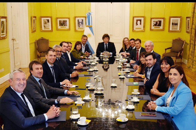 barci_2010's tweet photo. #MileiAsesinoGenocidaDeJubilados #DigamosBASTA
Milei recibió a diputados radicales en Casa Rosada para negociar los próximos pasos legislativos
Compartieron un almuerzo del que participaron Karina Milei y Martín Menem. https://t.co/wfTmmpOScR