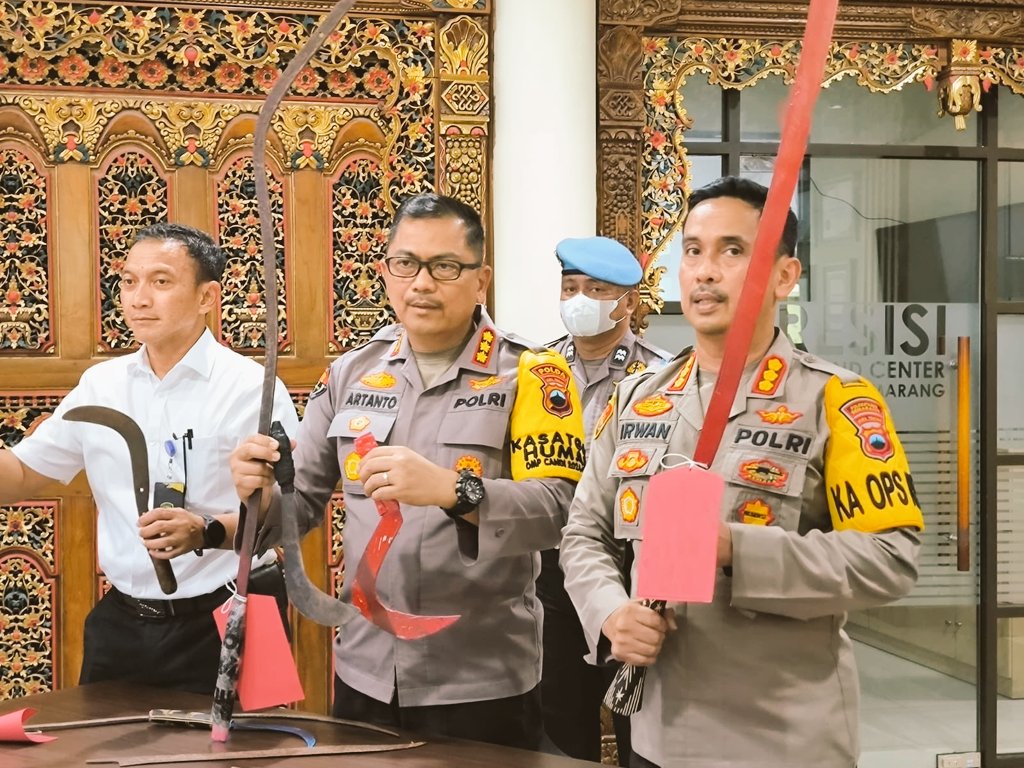 Kalau yg bikin hukum nyebar HOAX mana mungkin di proses, beda klu masyarakat biasa, gercep sekali klu warga biasa.

 Kok sama dengan yg d gambar yang bawah ya 🤭