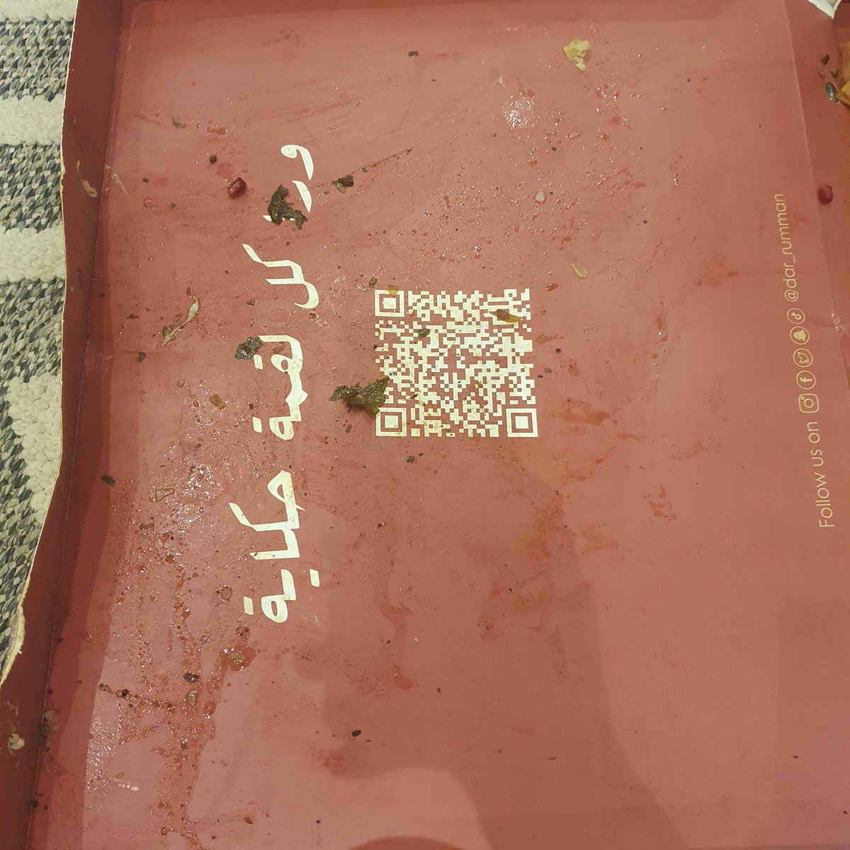 Lo2948's tweet photo. @Keetaglobal_ksa البوكس وصل مقلوب و الأشياء طالعه من مكانها و اختلطت النكهات مع بعض و صار الأكل ماله طعم بسبب انه انقلب و انكب صوص الورق عنب على كل الأكل وانا عندي عزيمة كيف اقدم للضيوف شيء زي كذا أو كيف المندوب يوصل شيء زي كذا جدًا ما عجبني الوضع وين اتمنى حل سريع للمشكلة ؟!!!!!!!!! https://t.co/jeRI1wTUrO
