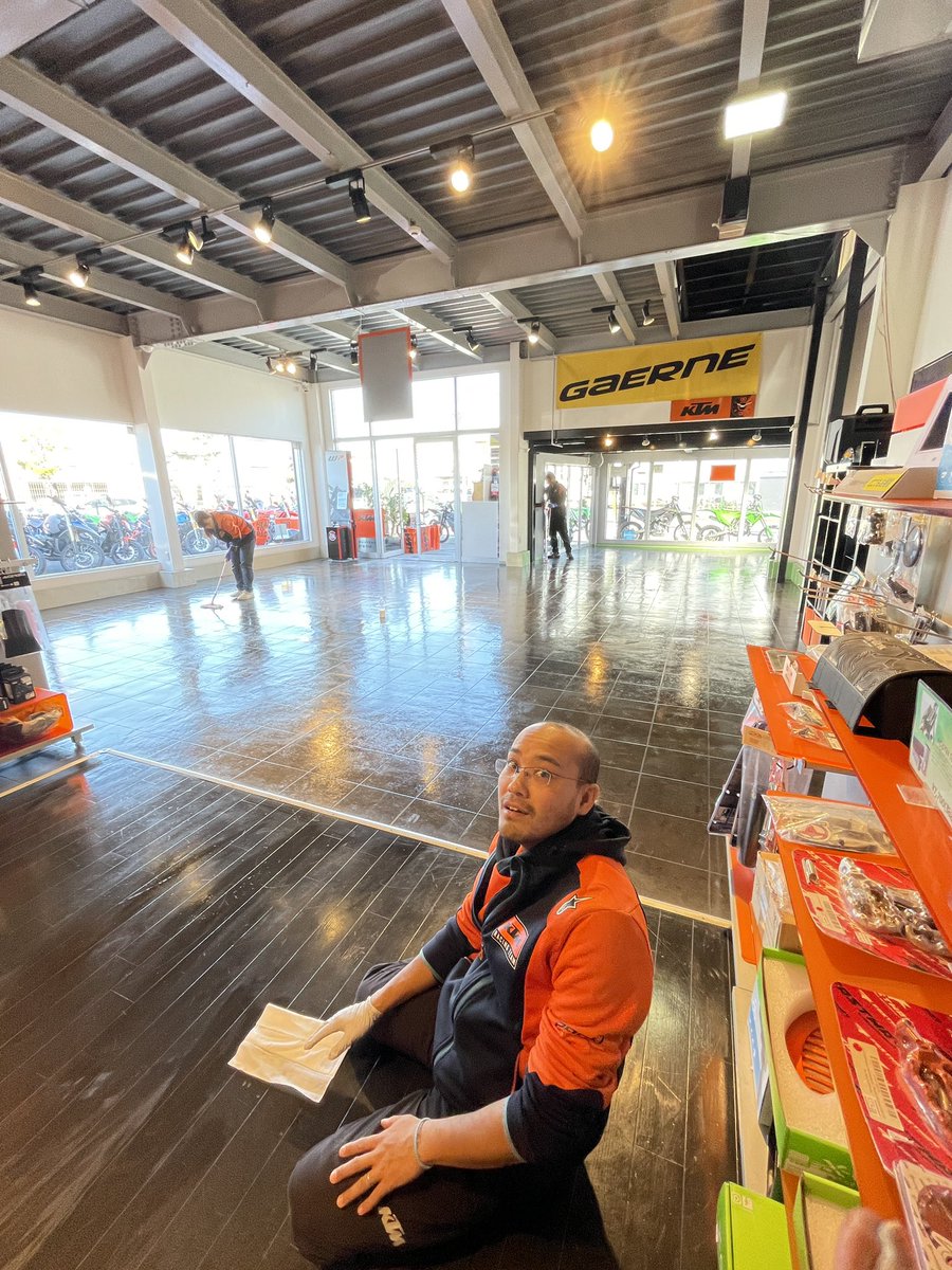 GunBike_fuji's tweet photo. おはようございます☀
今日まで通常営業ですが、大掃除中（床のワックスがけ）です😁

#ガンバイク #Gun・BIke #KTM富士 #GunBike #KTM #Surron #CAOFEN #Kawasaki #KOVE450 https://t.co/QmfyWJsjAl