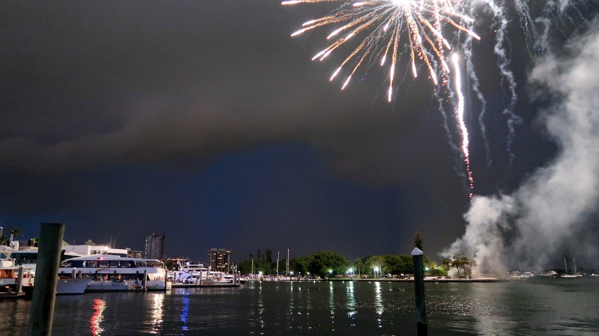 ChrisHounchell's tweet image. NYE firework displays to watch in Sarasota🎆 #sarasotaNYE #fireworkdisplay

thatssosarasota.com/four-new-years…