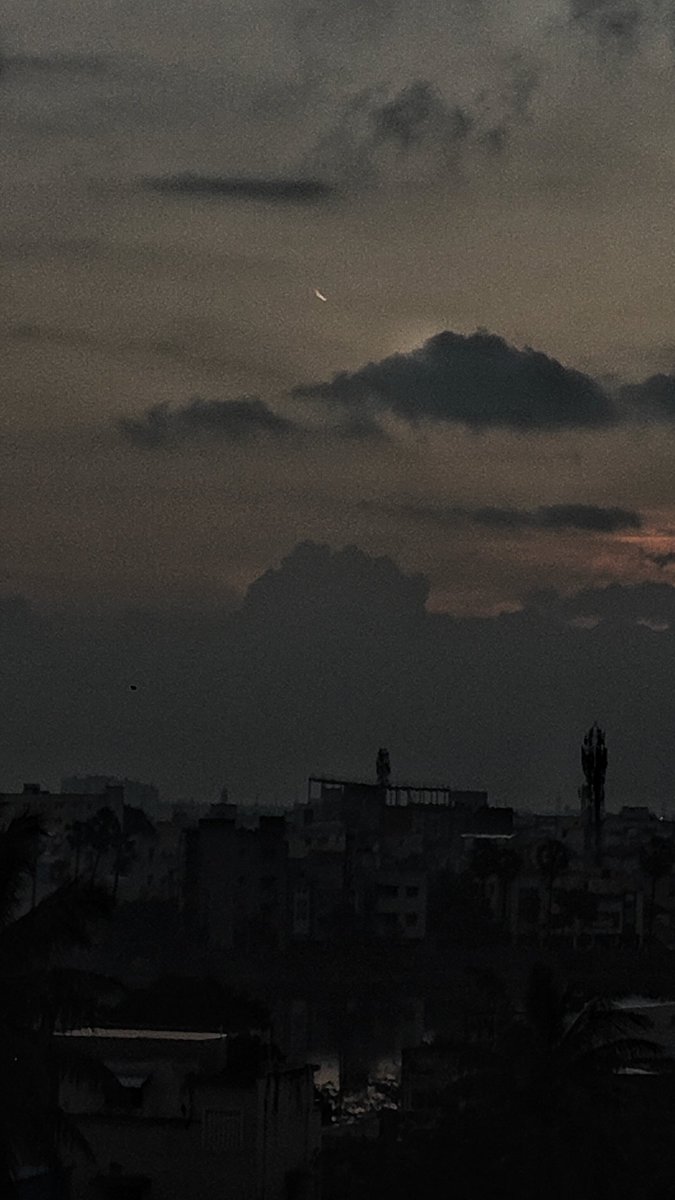 muthu_tara's tweet photo. Looks like something entered the atmosphere in our eastern sky and burned up.
Any idea what?
Spotted around 6.32 am and disappeared completely by 6.37. Caught it quite by chance.
Was super bright and my pathetic phone pictures don't do it justice.
#objectsinthesky https://t.co/swUHZi8Oqn
