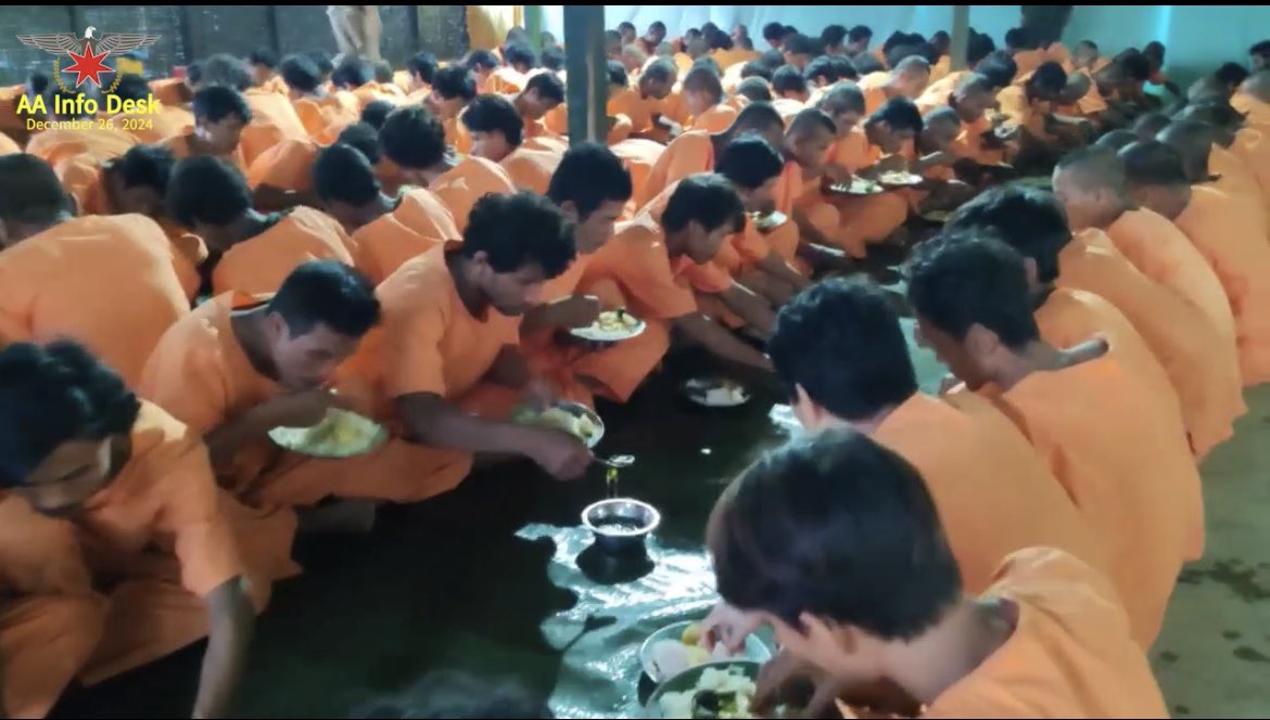 Khinelon's tweet photo. 🎆နိုင်ငံခြားဇာတ်ကားမှာမှပဲ ဒီလိုအရောင်မျိုး ဝတ်စုံဝတ်ရတာ နာမည်ကျော် သရုပ်ဆောင်တွေဝတ်ရတာ 

#အာရက္ခတပ်တော်🅰️🅰️ရဲ့ ကျေးဇူးကြီးမားလိုက်တာနော်….စစ်သုန်းပန်းတွေကို အစာ​ရေစာကျွေးမွေးတာမြင်တွေ့ရလို့ပြည်သူတစ်ယောက်အနေနဲ့  လေးစားမိ့ပါတယ်။

♦️အာရက္ခတပ်တော် 🅰️🅰️အောင်မြင်ပါစေ။ https://t.co/18BQSV8dBc