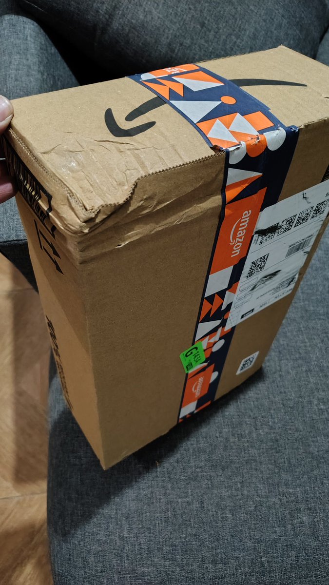 a_romeror's tweet photo. @amazonmex ya manejan paquetería aérea? Porque los repartidores lo aventaron por encima de la barda, y que creen, todo adentro se rompió. https://t.co/8ytinfc4CQ