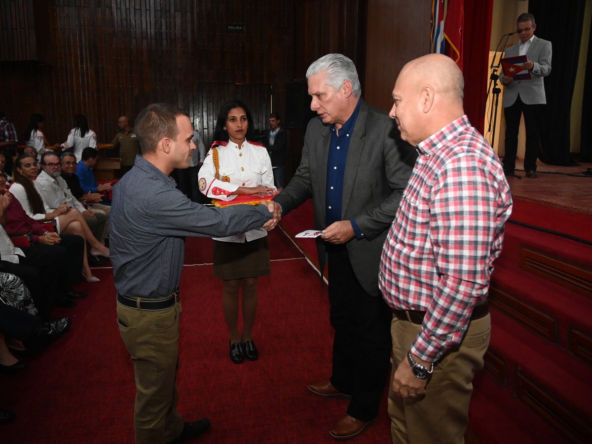 alfonso_noya's tweet photo. #UnidosXCuba🇨🇺: Cuadros y trabajadores del Comité Central del @PartidoPCC  celebraron el aniversario 66 del Triunfo de la Revolución, en acto en @UniversidadPCC  que estuvo encabezado por @DiazCanelB y @DrRobertoMOjeda. https://t.co/5B69qmhsFQ https://t.co/yE1yzLBcEL
