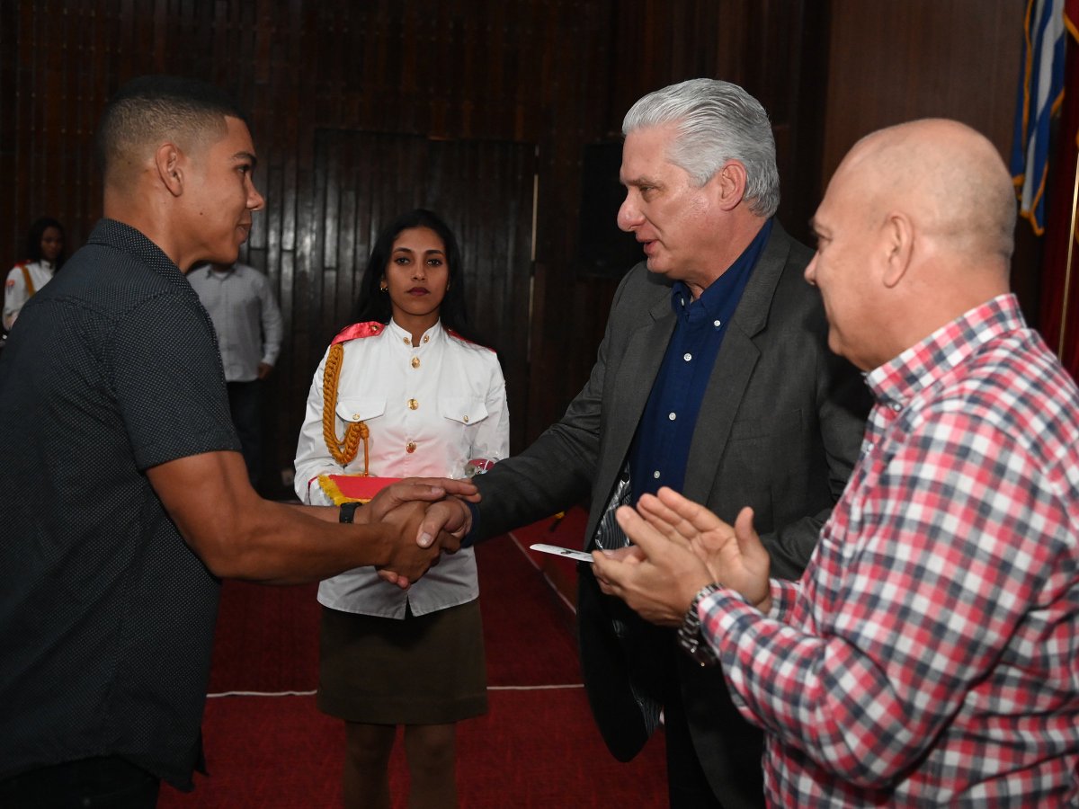 alfonso_noya's tweet photo. #UnidosXCuba🇨🇺: Cuadros y trabajadores del Comité Central del @PartidoPCC  celebraron el aniversario 66 del Triunfo de la Revolución, en acto en @UniversidadPCC  que estuvo encabezado por @DiazCanelB y @DrRobertoMOjeda. https://t.co/5B69qmhsFQ https://t.co/yE1yzLBcEL