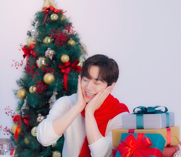 Não sou muito de comemorar o Natal, mas ter alguém para festejar esse tipo de comemoração, é simplesmente incrível.

Créditos para meu fotógrafo <a href="/myugai_/">𝐃𝐨𝐜𝐭𝐨𝐫 𝐊𝐢𝐦</a>