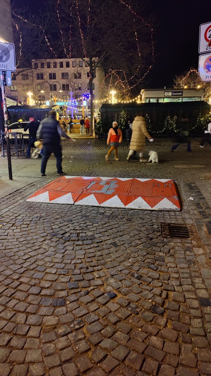 After what happened in Magdeburg I thought this barrier might have been up and manned instead of down and vacant. I know exactly where this is and how easy it would be to replicate the same thing.  #köln #Koeln #Weihnachtsmarkt