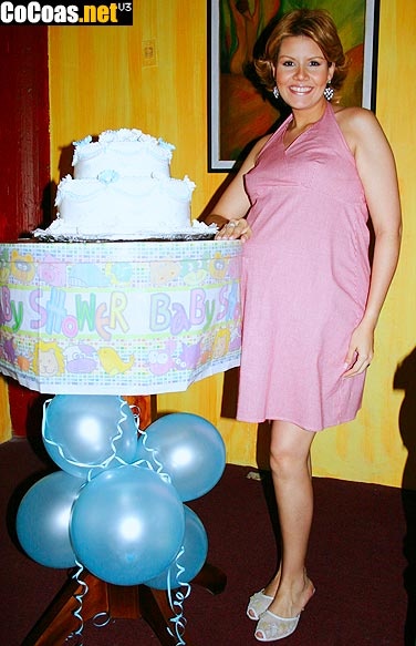GiselaTunon's tweet photo. El #tbt de esta semana va dedicado al señor que, aunque aparece, no se ve su cara en la foto.
Mañana cumple 20 años.
#miPablo 
#HaceExactamente20Años https://t.co/jr4Cd6gXo8