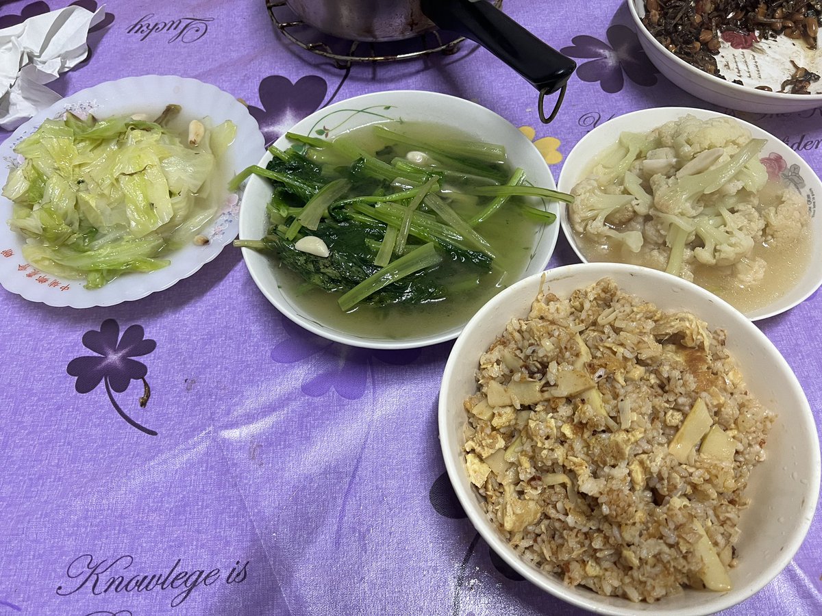 阿嬤現在很少煮一堆菜 經常我們買回來的菜放冰箱都放到爛掉…
今天想說不然自己來煮 太久沒下廚了 
其中一道菜切太長🤣🤣
順便把隔夜飯炒一下(沒有辣椒不然就加辣椒點綴了
 #庫路吃飯囉