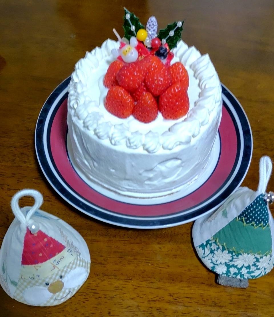 toshi5468's tweet photo. クリスマスに母がクリスマスケーキを作ってくれた。
職場でも事務長がケーキをホールでくれたから、ケーキを連続で食べてる。美味しかった。
今年もあっというまに終わりですね。 https://t.co/N7EwKwvKZX