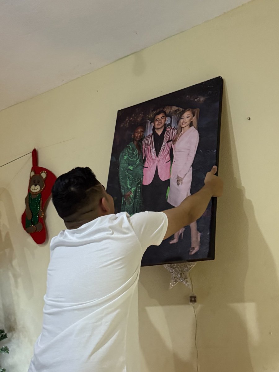 No tendré foto en la sala casándome pero tengo una foto con ARIANA GRANDE!! 🤍