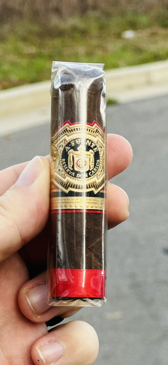 CigarGuru44's tweet photo. Eye of the bull! Cigar Aficionado #9 cigar @AFuenteCigars @CigarAficMag https://t.co/WTPsjp2o6d