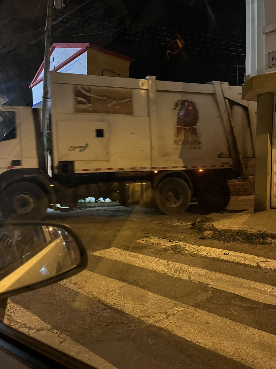 Tefa_Lara's tweet photo. Buenas noches, por hacerles llegar una queja, recolector del municipio de Riobamba en contra vía en la primavera, calle san Andrés, nos hizo retroceder a nosotros porque no quiso dar paso, esto sucedió a las 20;45 de hoy, envió las fotos- Riobamba https://t.co/Zqf0VTp6Yk