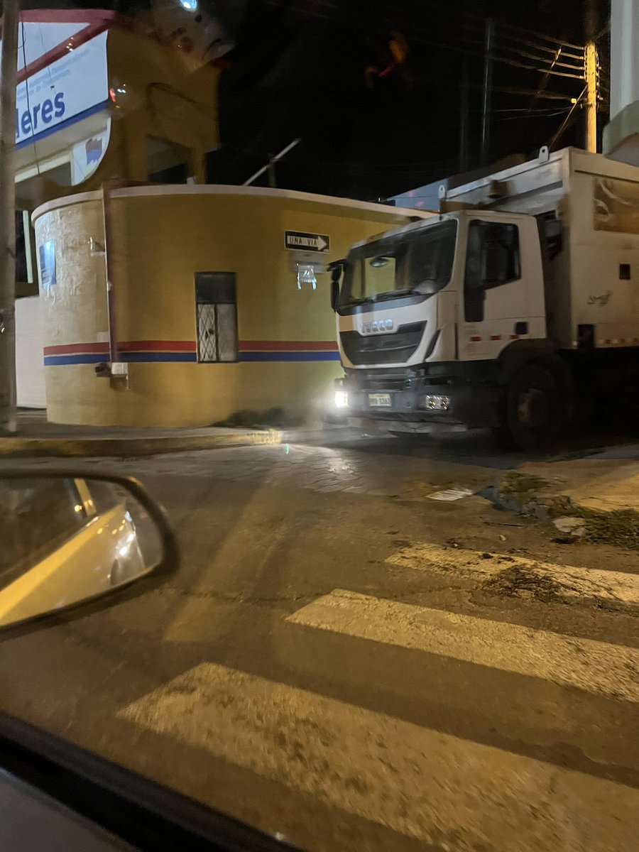 Tefa_Lara's tweet photo. Buenas noches, por hacerles llegar una queja, recolector del municipio de Riobamba en contra vía en la primavera, calle san Andrés, nos hizo retroceder a nosotros porque no quiso dar paso, esto sucedió a las 20;45 de hoy, envió las fotos- Riobamba https://t.co/Zqf0VTp6Yk