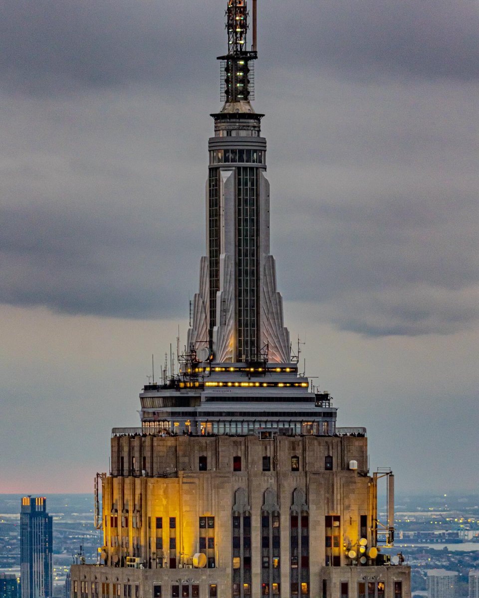 EmpireStateBldg's tweet photo. The golden child of Manhattan 

📷: mingomatic/IG https://t.co/rbaqUYkbAL
