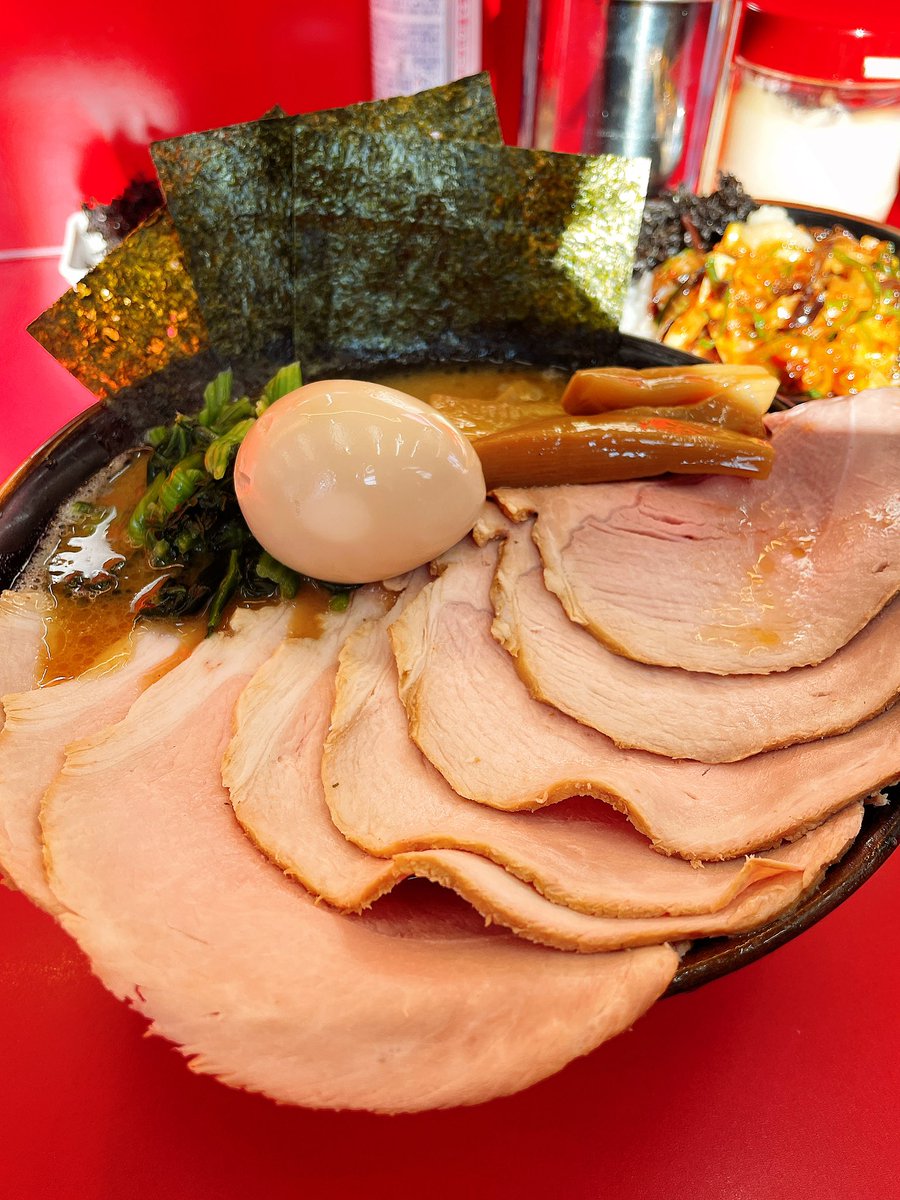 Lg51OX9hWLrrg5M's tweet photo. 横浜ラーメン 相馬家さん

半熟味玉🍜
チャーシュー✖️2🍖
メンマ・黒ばら海苔
🈂️ライス🍚

食べ納めです👍👍
しかもサビチャー🍖もゲット🤤

美味しく頂きました♪
ご馳走様です🙏 https://t.co/RcNp4ykI7E